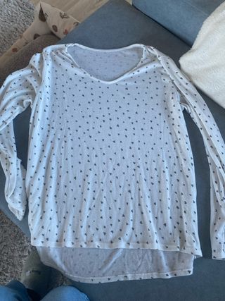 Blusa blanca con corazones grises