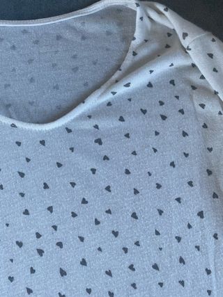 Blusa blanca con corazones grises