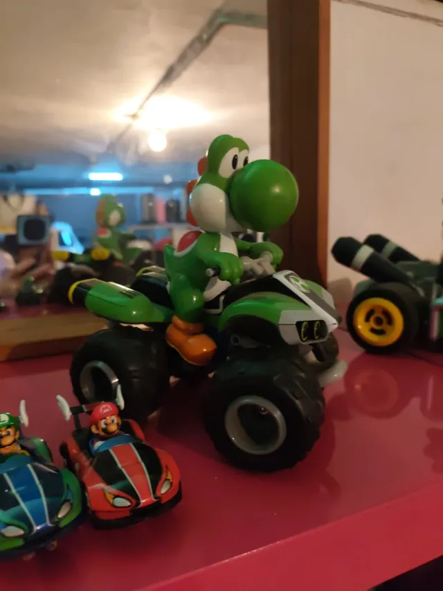 Figura de Yoshi Verde em sua Moto