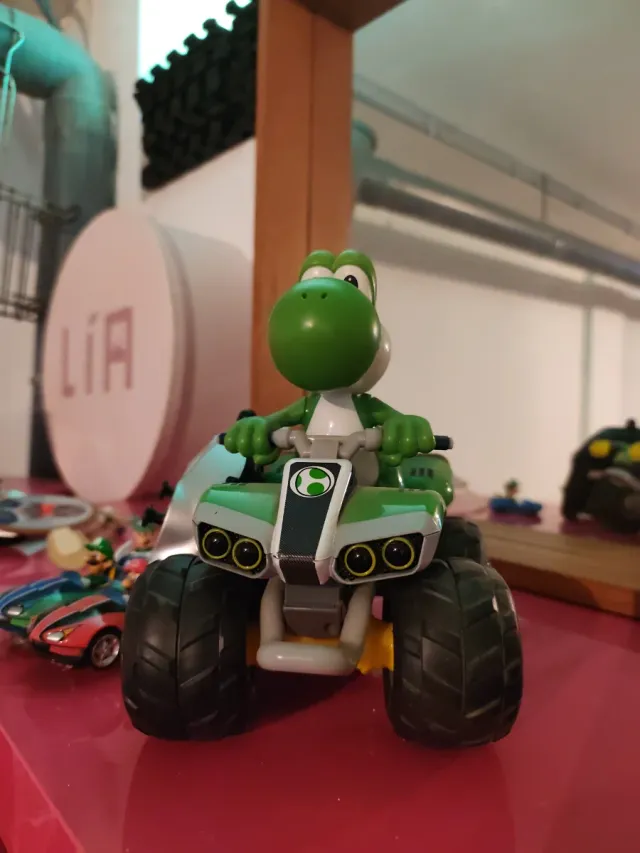 Figura de Yoshi Verde em sua Moto