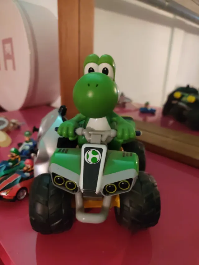 Figura de Yoshi Verde em sua Moto