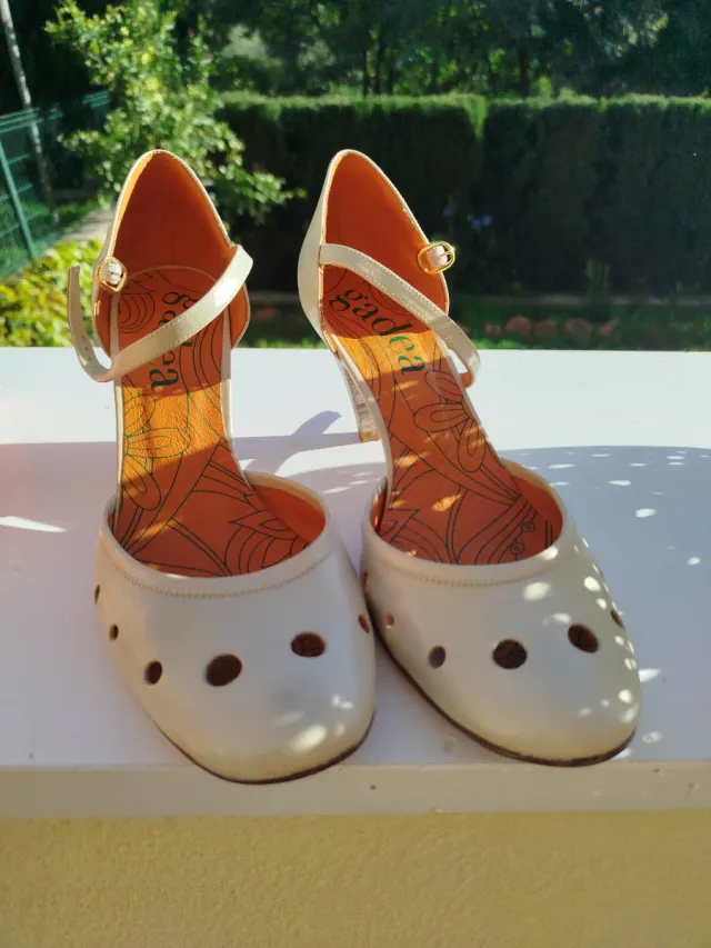 Zapatos tacón piel beige made in Spain
