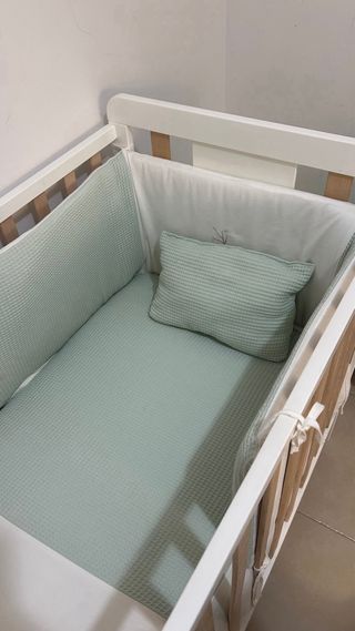 Cuna de bebé con colchón