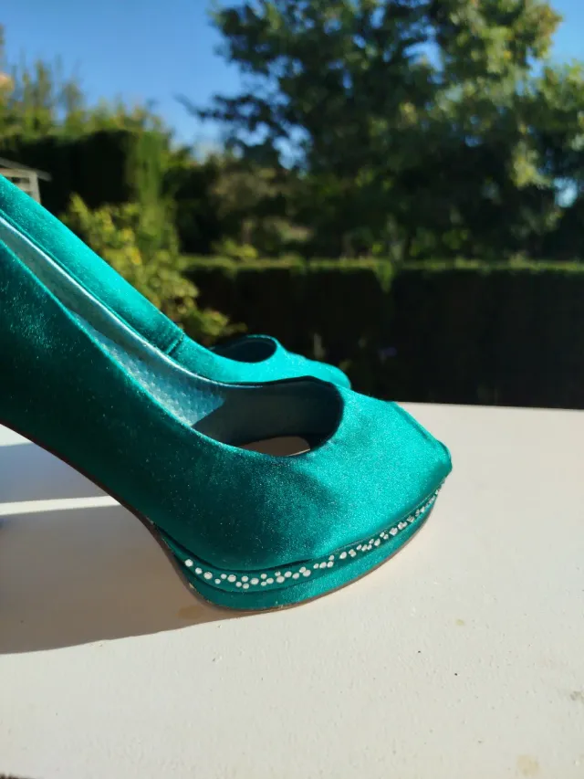 Zapatos de tacón Menbur verde esmeralda