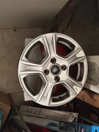 Llanta de aleación Ford Transit/Tourneo Courier.