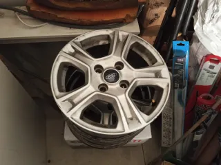 Llanta de aleación Ford Transit/Tourneo Courier.