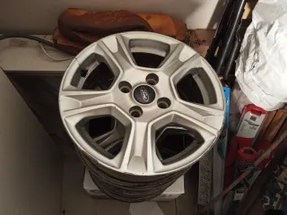 Llanta de aleación Ford Transit/Tourneo Courier.