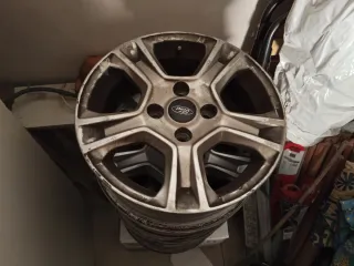 Llanta de aleación Ford Transit/Tourneo Courier.