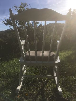 Mecedora o butaca de madera blanca restaurada.
