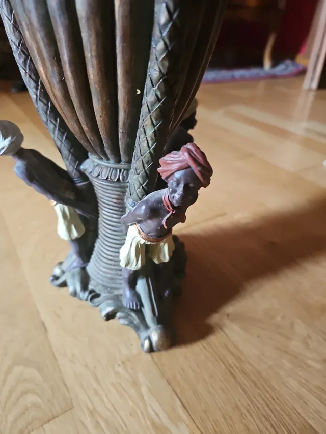 Vaso decorativo in resina