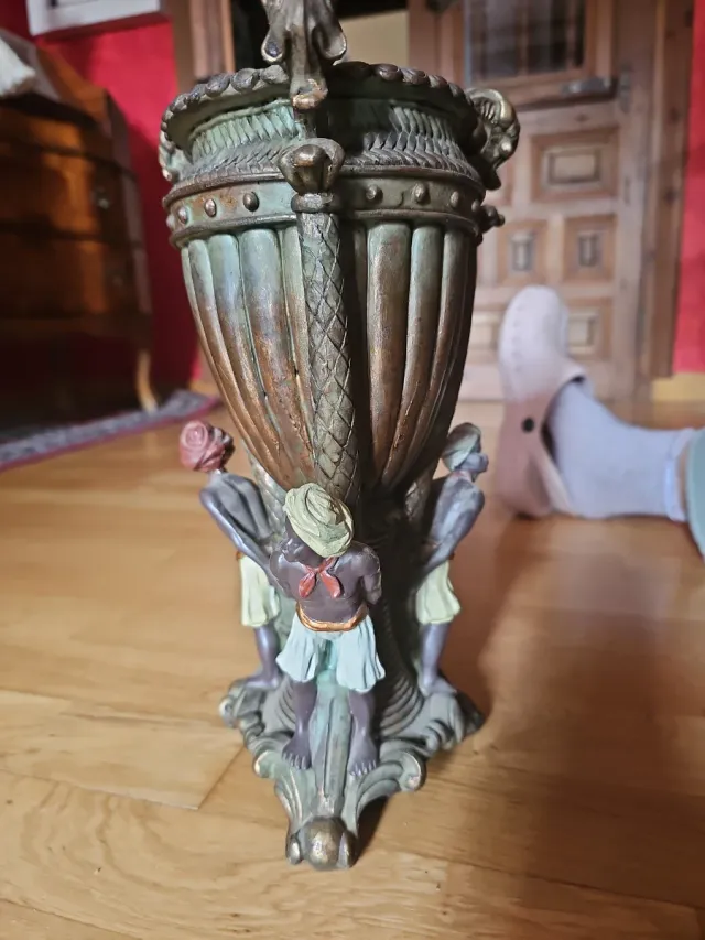 Vaso decorativo in resina