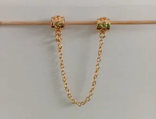 Cadena de seguridad con corazones