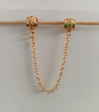 Cadena de seguridad con corazones