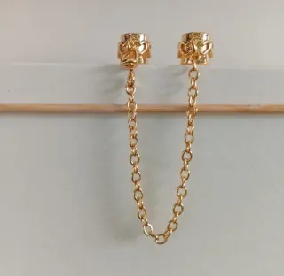 Cadena de seguridad con corazones