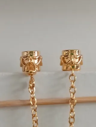 Cadena de seguridad con corazones