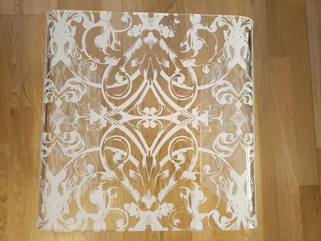 Mesitas acrílicas con diseño floral