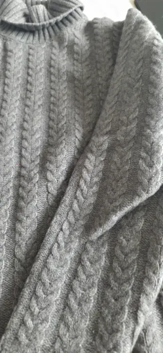 Jersey de cuello alto gris de nudos.