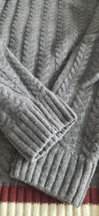 Jersey de cuello alto gris de nudos.