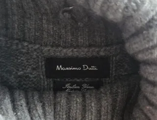 Jersey de cuello alto gris de nudos.