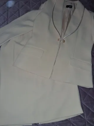 Traje chaqueta y falda beige