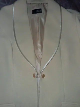 Traje chaqueta y falda beige