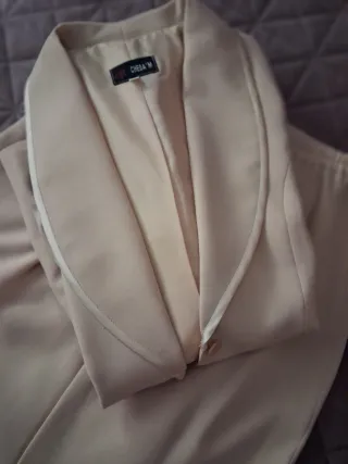 Traje chaqueta y falda beige