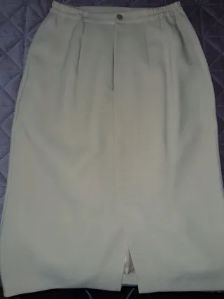 Traje chaqueta y falda beige