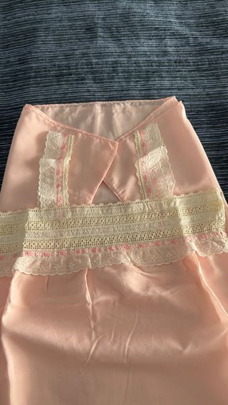 Camisón rosa hecho a mano con encaje