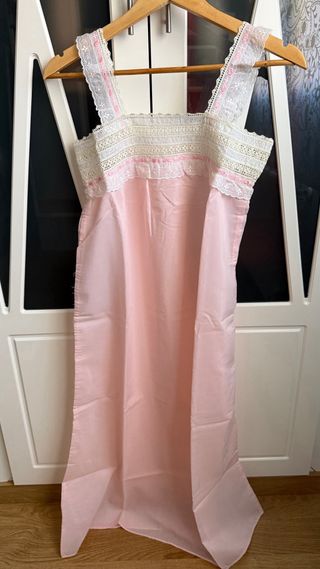 Camisón rosa hecho a mano con encaje
