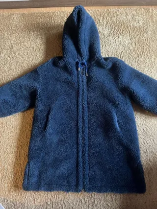 Abrigo azul con capucha y logo