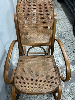 Mecedora antigua de madera y mimbre tipo Thonet