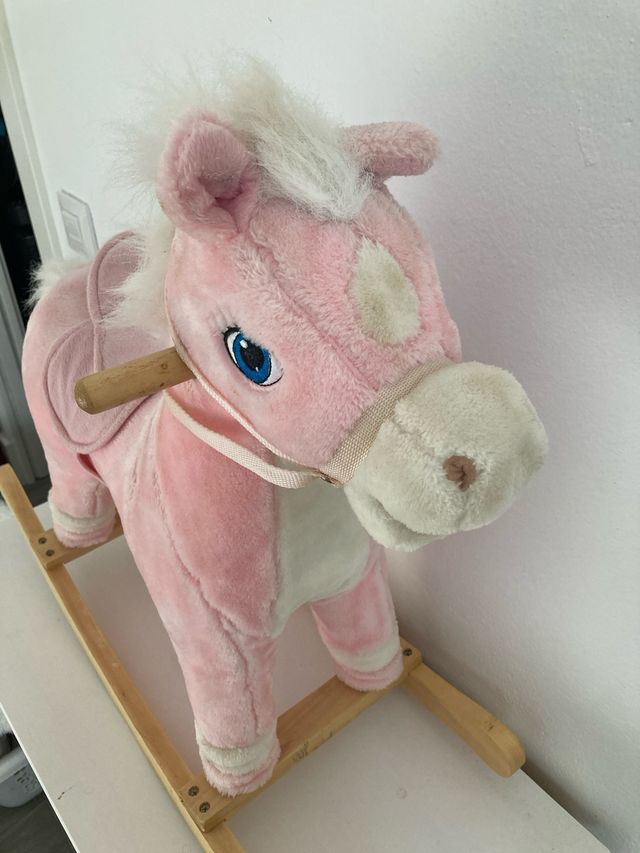Caballito de madera rosa peluche