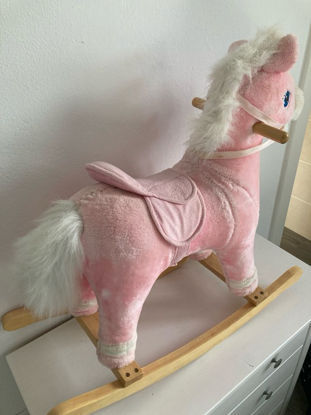 Caballito de madera rosa peluche