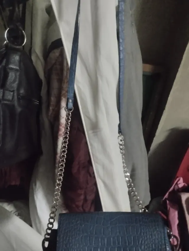 Bolso azul con cadena