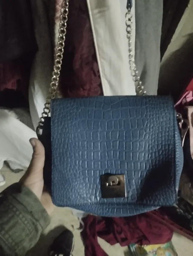 Bolso azul con cadena