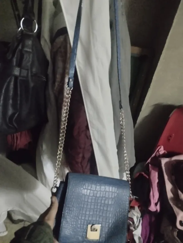 Bolso azul con cadena