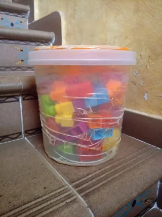 Cubo de piezas de plástico