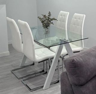 Mesa de comedor de cristal con 4 sillas blancas