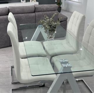 Mesa de comedor de cristal con 4 sillas blancas