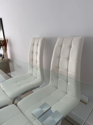 Mesa de comedor de cristal con 4 sillas blancas