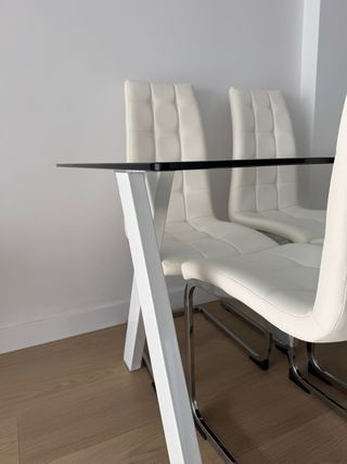 Mesa de comedor de cristal con 4 sillas blancas