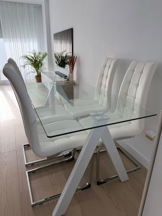 Mesa de comedor de cristal con 4 sillas blancas