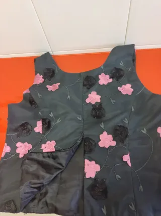 Top negro con flores rosas y negras
