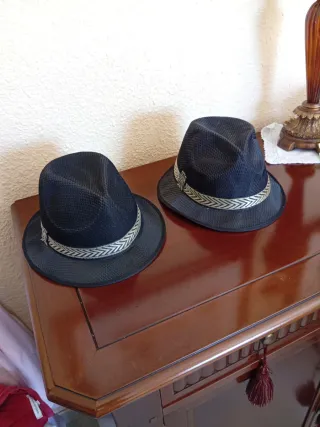 2 Sombreros Negros
