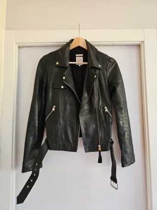 Cazadora tipo biker de cuero.