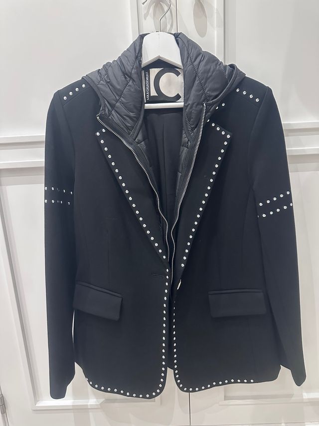 Blazer Lola Casademunt con Tachas y Capucha