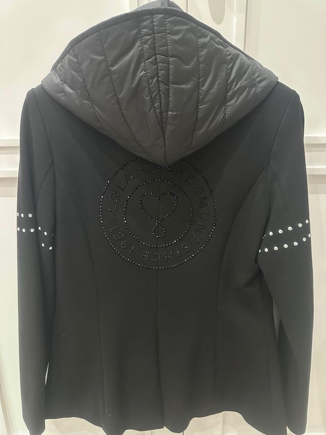 Blazer Lola Casademunt con Tachas y Capucha