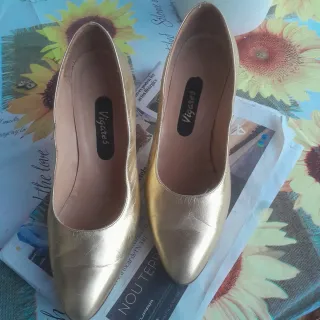 Zapatos dorados Vigares