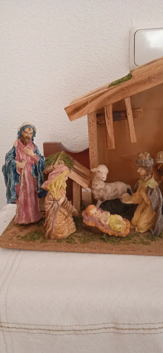 Presepe in legno con figure in ceramica