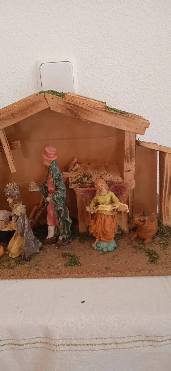 Presepe in legno con figure in ceramica